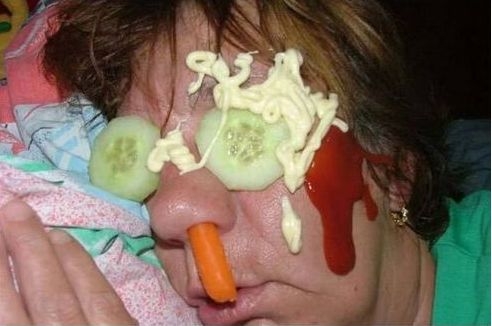 Haverom muterja bealudt a házibuli alatt...