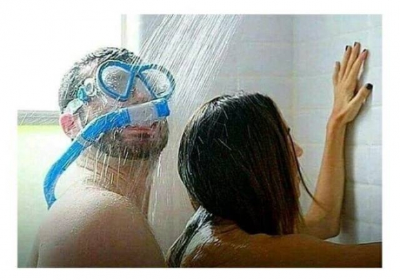 Az asszony ma a zuhanyzóban akarta