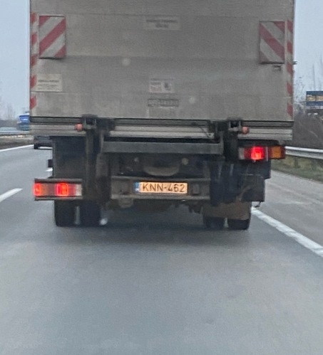 Honnan tudod, hogy Józsi, az autószerelő, tegnap részegen dolgozott?