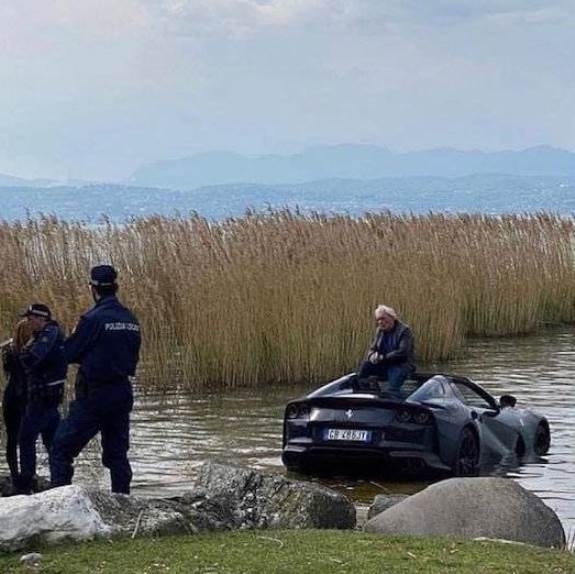 Megfürdette kicsit az öreg a Ferrarit