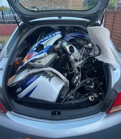 Kiderült, hogy egy Opel Insignia hátuljába elfér egy Suzuki GSXR-600