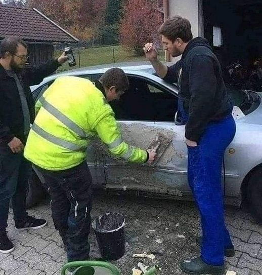 Meló közben fotózták le a karosszéria kőművest