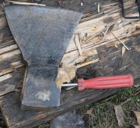 Tesó, ha ezzel mész ki fát hasogatni, akkor el fog tartani egy darabig