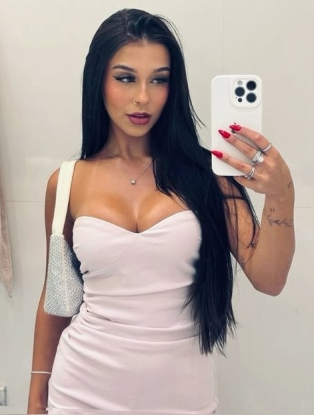 Egy hosszú fekete hajú szépség