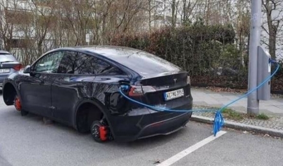 Ennek a Tesla tulajnak sz@rul indult a napja