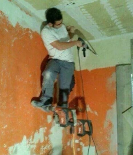 Nem volt kéznél létra, megoldotta másképp