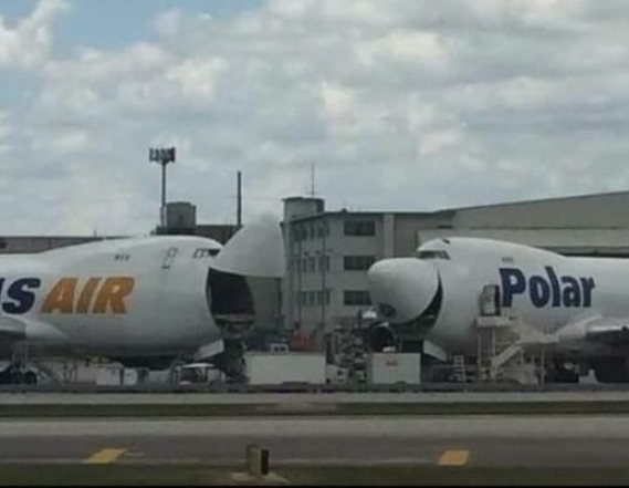 A pillanat, amikor két Jumbo Jet éppen viccet mesél egymásnak