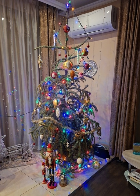 Hétfőn volt egy poszt, amiben az volt látható, hogy valakinél még márciusban is áll a karácsonyfa