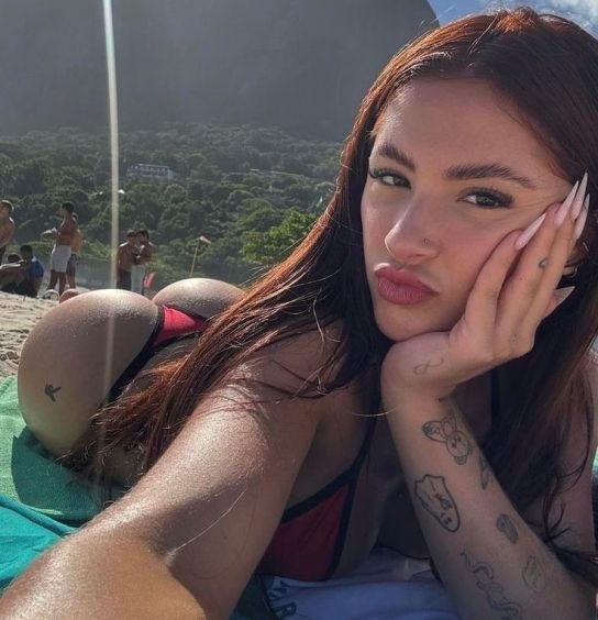 Jó hosszú műkörmei vannak