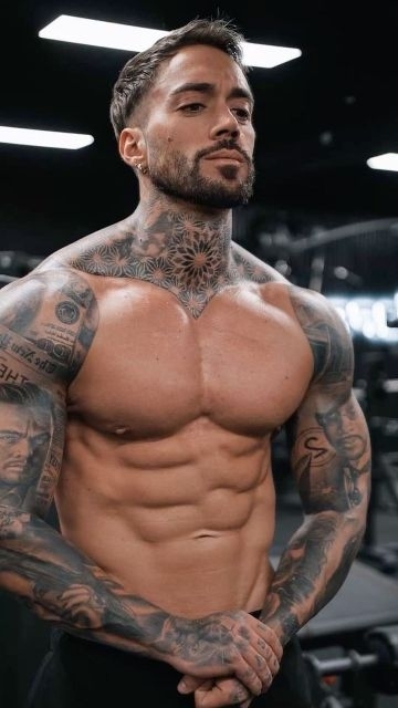 Egy sportos, tetovált betyár a csajoknak