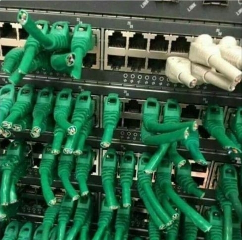 Mielőtt végleg kirúgták, kicsit még rendet rakott a kábelek között a rendszergazda