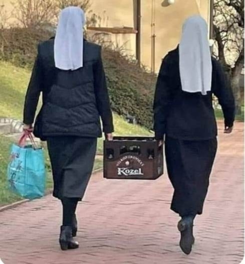 Este buli lesz a kolostorban