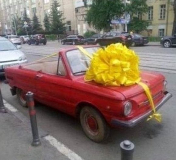 Úgy tűnik, hogy valaki meglepte a párját egy piros kabrióval