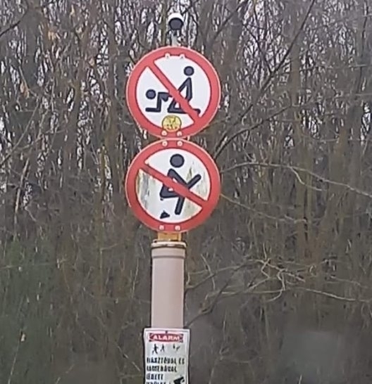 Egy jelzőtábla, ami a világ két legjobb dolgát tiltja meg